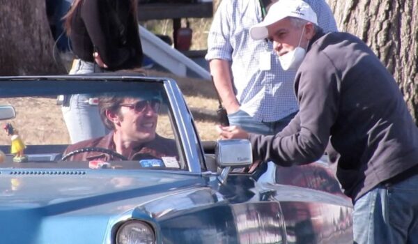 Exclusif - George Clooney dirige Ben Affleck sur le tournage du film "The Tender Bar" ‡ Boston, le 23 mars 2021. A un moment donnÈ, le rÈalisateur George Clooney a regardÈ sous le capot de la voiture utilisÈe tandis que Ben Affleck discutait avec sa partenaire de jeu, Lily Rabe.