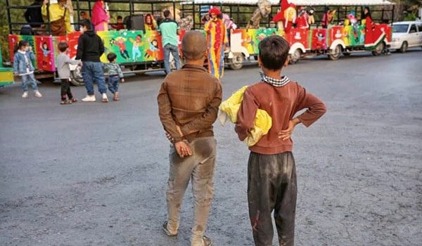 عکسی از خانم آزاده عزیزیان منتشر و در شبکه‌های اجتماعی بازنشر شده که ۲ کودک کار، پشت به لنز دوربین و رو به سمت قطار شادی جشنواره کودک