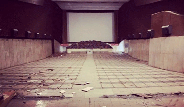 نمایی از سالن سینما «عصر جدید» پس از جمع‌آوری صندلی‌ها