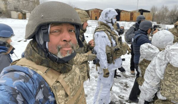 مالکوم نانس، تحلیلگر تروریسم و اطلاعات شبکه آمریکایی ام‌اس‌ان‌بی‌سی، اسلحه به دست گرفت تا با سربازان روس در اوکراین