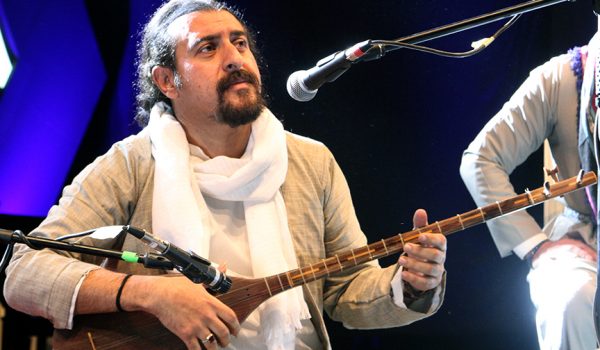 فرید الهامی با کسب اجازه از استاد شهرام ناظری به اجرای موسیقی «افسانه شرق» پرداخت 2