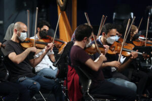 نوازندگان ویلن ارکستر سمفونیک تهران در حال تمرین