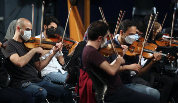 نوازندگان ویلن ارکستر سمفونیک تهران در حال تمرین